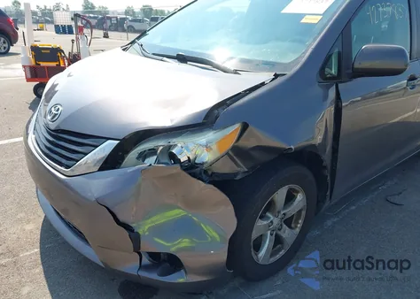 2012 Toyota Sienna Le V6 8 Passenger z USA, uszkodzony, nr VIN 5TDKK3DC5CS184085